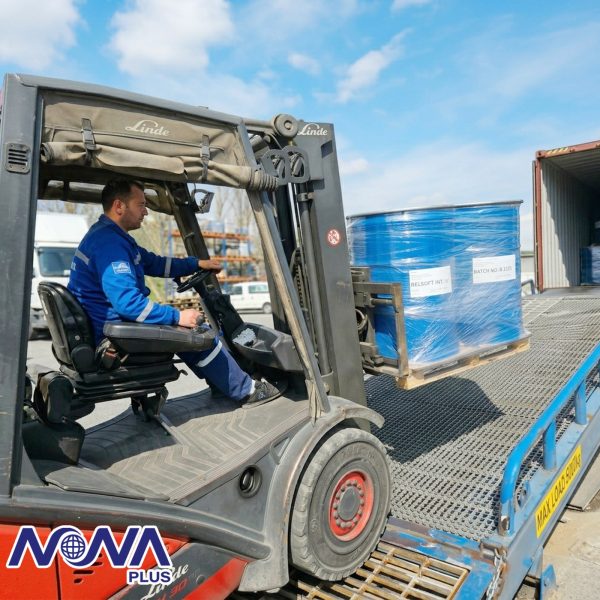 طبليات مغلّفة تُنقل إلى رصيف التحميل
